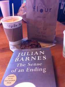 Sitta på cafe med en god bok - det är livet det!